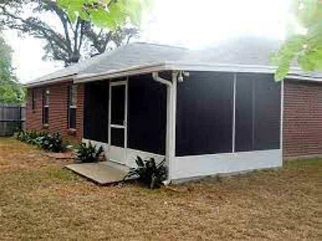 Building Photo - GULFPORT - SPACIOUS 3 BEDROOM 2 BATH HOME,...