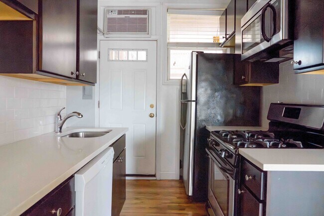 Building Photo - Ravenswood Manor - 2 Bed / 1 Bath - Heat I...