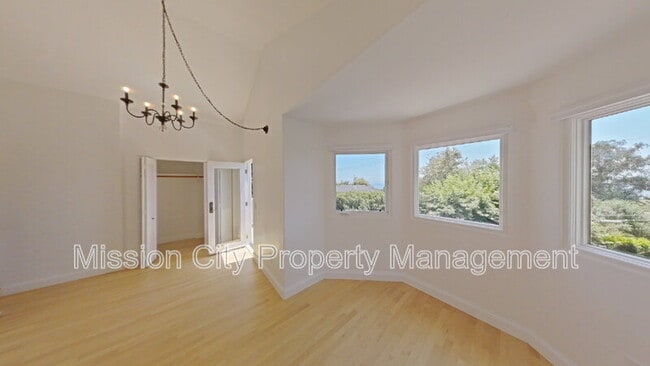 Building Photo - 2570 Lillie Ave
