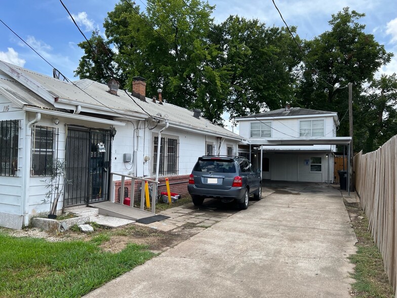 Main driveway, fits 5 cars - 116 Frawley St