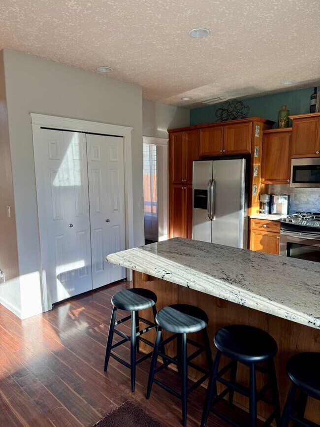 Building Photo - RARE! 5 Bedroom Rental Home pre-leasing for the end of February! Entertainers' Paradise - Pet Fri...