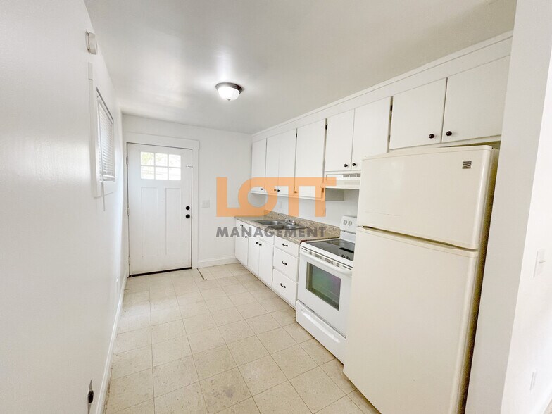 Building Photo - 10 Montis Dr