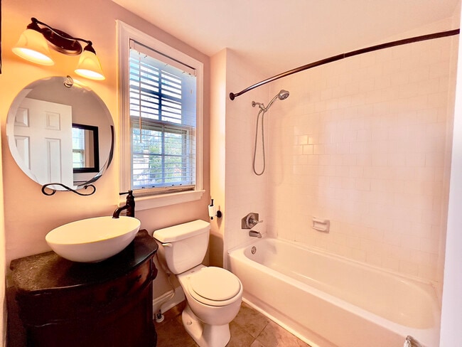 Building Photo - 849 Lasalle St