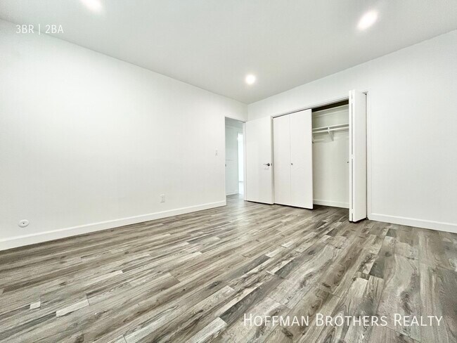 Building Photo - 1028 S Sherbourne Dr