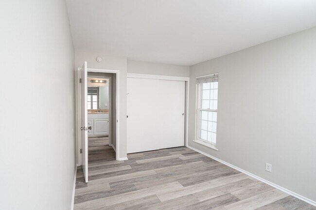 Building Photo - 314 E Bay Ave