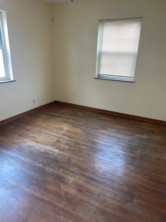 Building Photo - 3BR w/ 3-Season Room near North College Hill