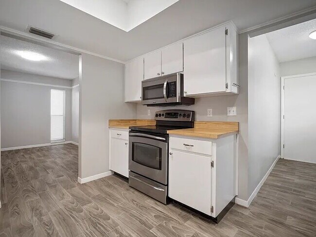 Building Photo - Beautiful Valrico Home | No Carpet + Screened Patio + Bonus Room