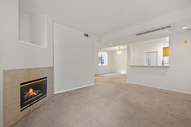 Building Photo - Spacious, Open-Concept 2/2 Condo SSF