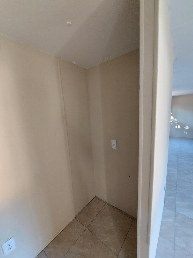 Building Photo - 119 E Woods Ct