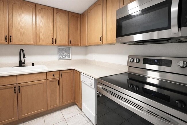 Building Photo - 880 Mandalay Ave