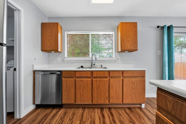 Building Photo - Charming 3 Bed 2.5 Bath Home with Solar Panels!
