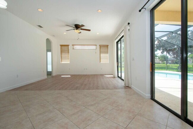Building Photo - Luxurious Lakefront Living: Spacious 4-Bedroom Home with Pool and Guest Suite in Lakewood Ranch