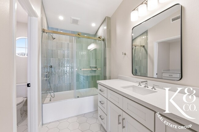 Building Photo - Relaxed Living in Oak Park with All the Up...