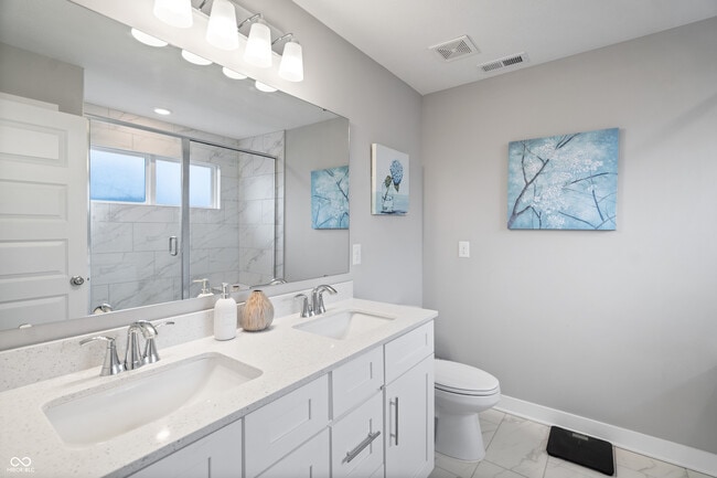 Building Photo - 661 Golborne St