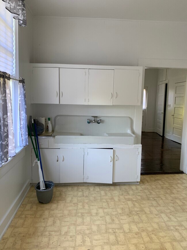 Kitchen - 654 Jordan St