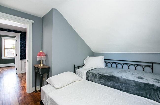 Building Photo - 5 Cherry St