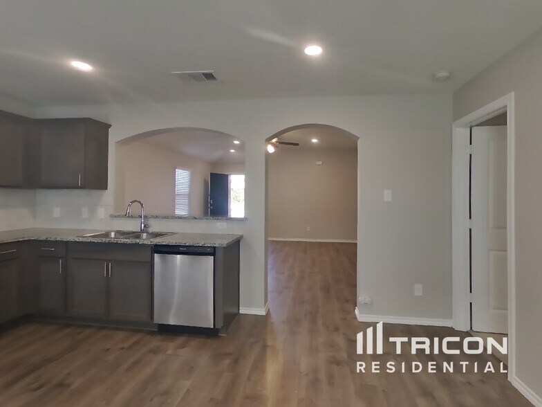 Building Photo - 2514 Henley Dr