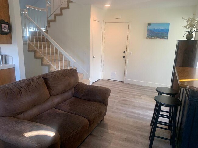 Building Photo - Wonderful East Ventura 4 Bedroom 2.5 Bath Home
