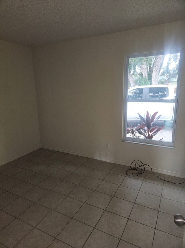 Building Photo - 2/1 DUPLEX