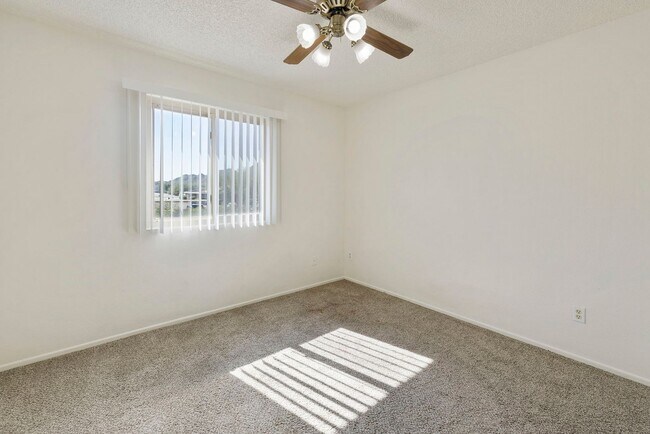 Building Photo - Moon Valley Townhouse at 7th and T-Bird!