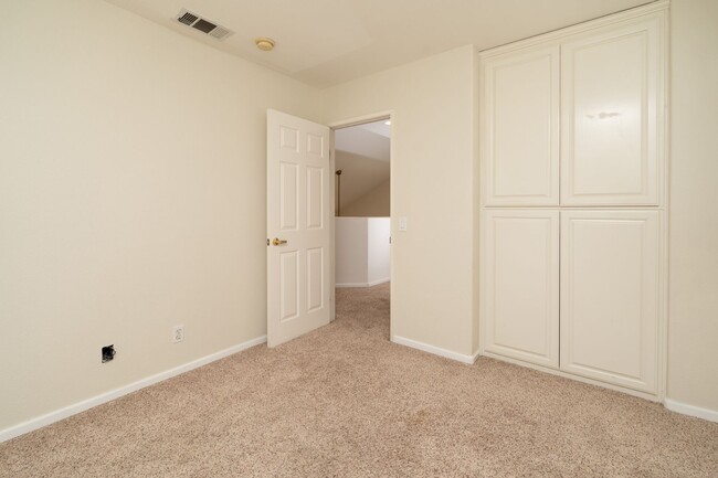 Building Photo - Lovely 3 Bedroom, 2.5 Bath Condo in San Dimas