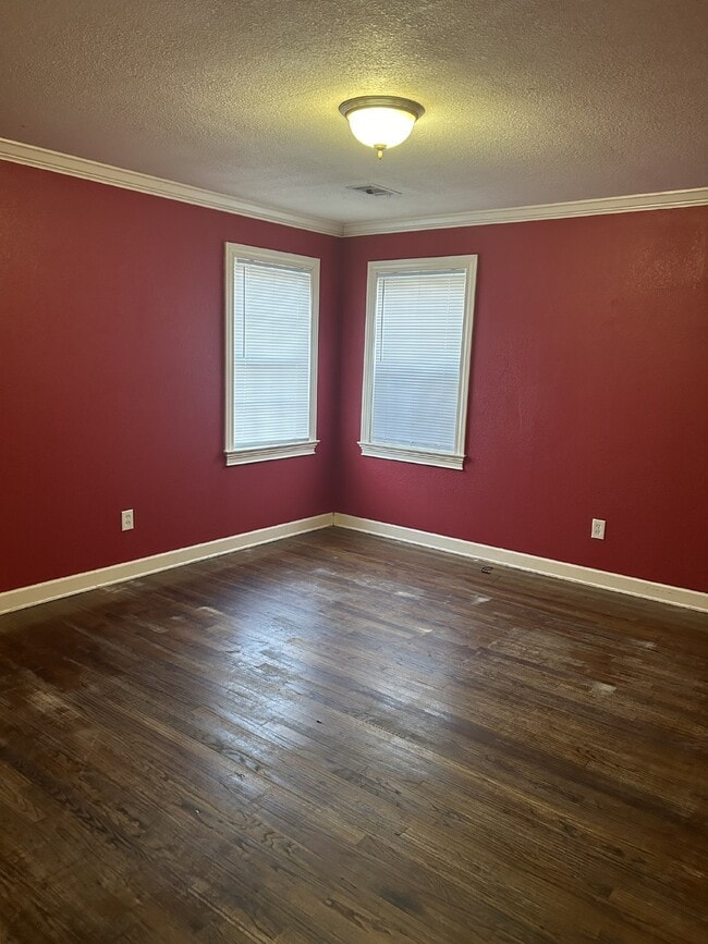 Building Photo - "Charming 3-Bedroom Retreat on Holly Street - Spacious 1,618 Sq Ft with 1.5 Baths in Jonesboro!"