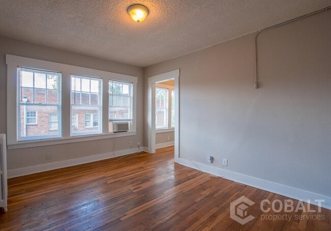 Building Photo - 674 Somerset Terrace NE