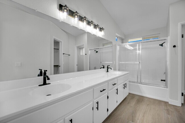 Building Photo - Step into this charming 3-bedroom, 3-bathroom home that has so much to offer!