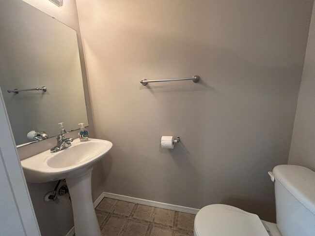 Building Photo - 3 Bedroom 2.5 Bath Two Story Duplex