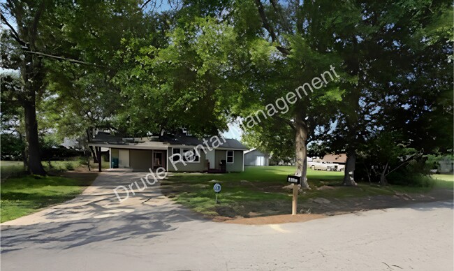Building Photo - Cozy Charming Country Home