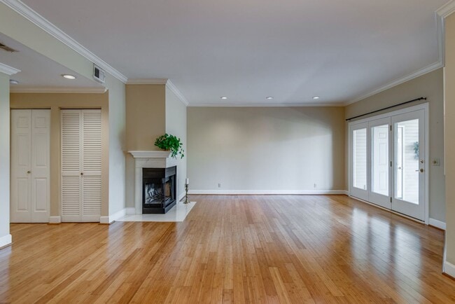 Building Photo - Two Bedroom Condo With Office in Green Hills