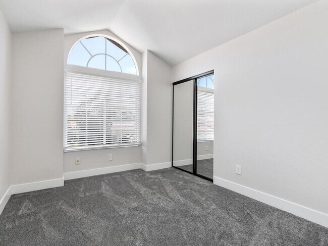 Building Photo - Rancho Del Oro Home