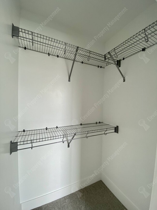 Building Photo - Petrosa Townhouse 3 BR - 2 ½ BA w/ loft