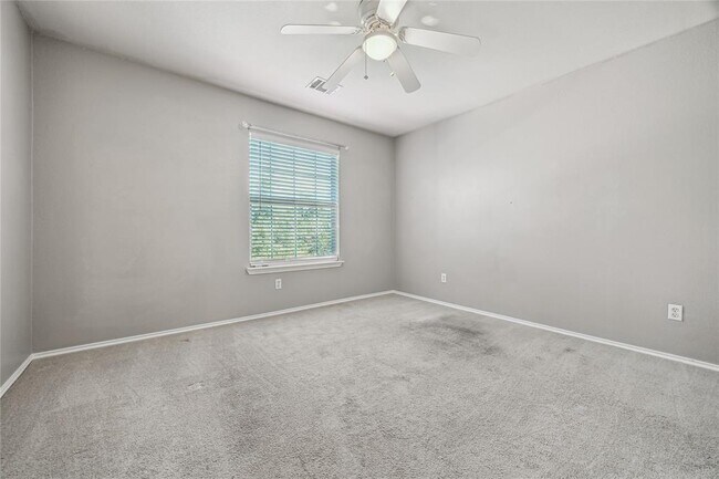 Building Photo - 2212 Clover Ridge Dr