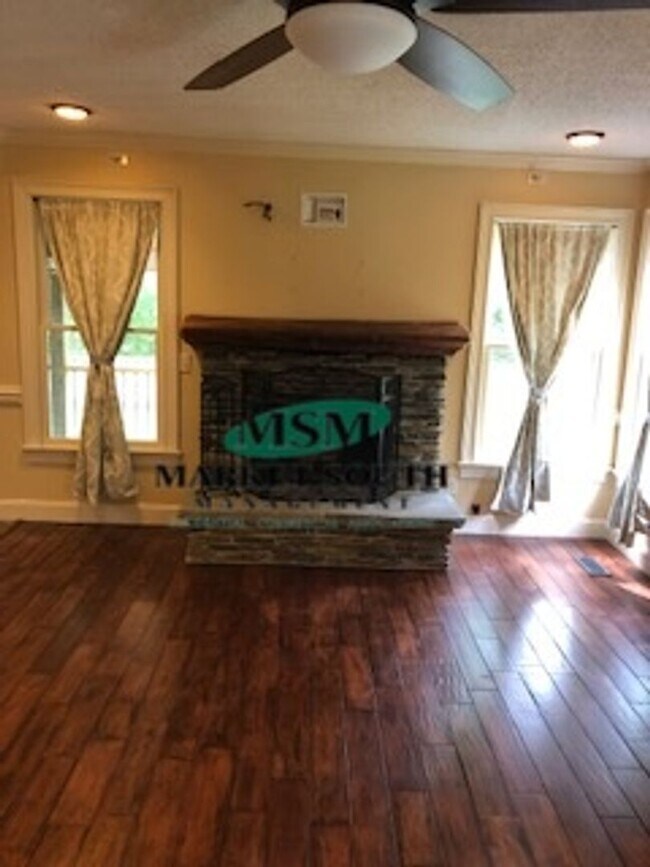 Building Photo - SOUTHBRIDGE BEAUTY- AVAILABLE NOW!