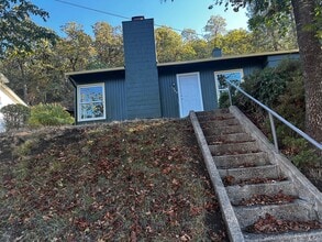 Building Photo - Cozy three-bedroom 1 bath house with small...