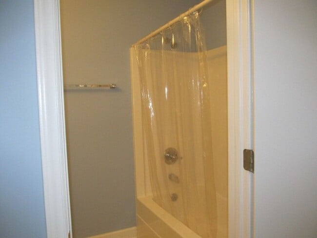 Building Photo - Chapel Hill / 4BR Univ Comm FURNISHED Condo