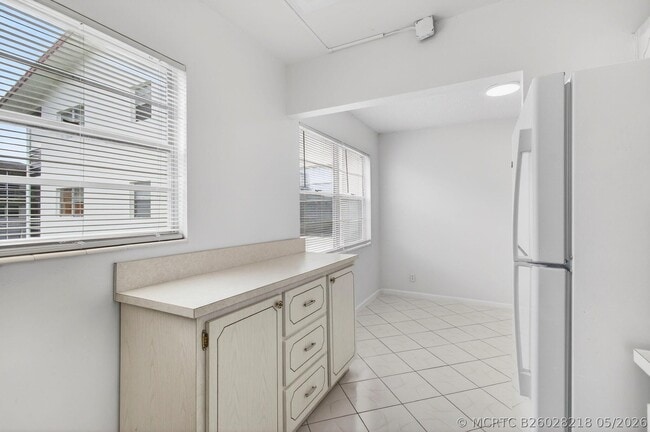 Building Photo - 360 Fanshaw I