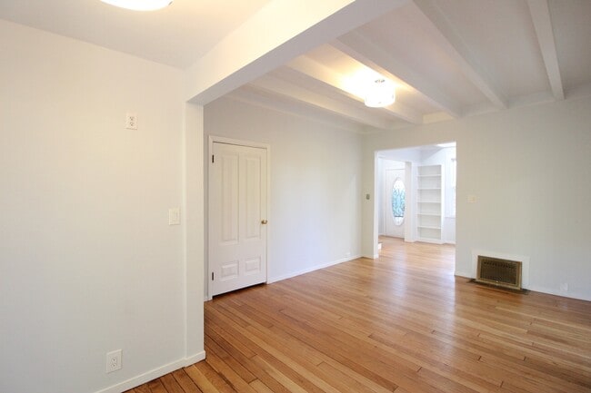 Building Photo - Dolores Heights: Sun-filled 1 Bedroom Home...