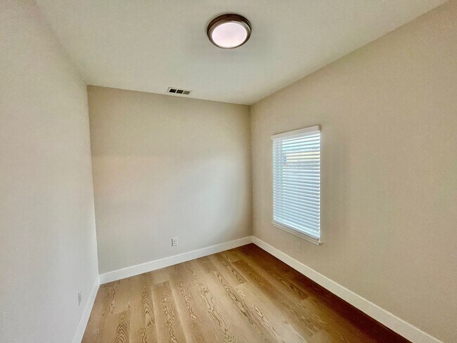 Building Photo - SPECTACULAR, TOP FLOOR 2 BED/1 BATH FULLY RENOVATED!!!