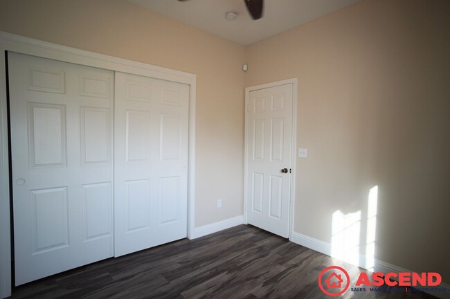 Building Photo - Great East Bakersfield Property!