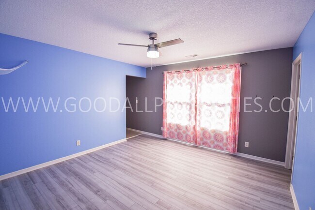 Building Photo - 4 Bedroom 4 Bath Executive Home in West Des Moines with a fenced in yard and a 3-car garage