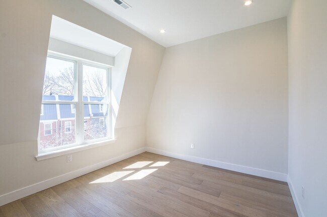 Building Photo - 2147 N Franklin St