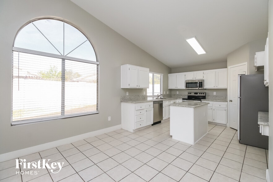 Building Photo - 812 E Morelos St