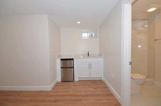 Building Photo - 18 Eaton Ave