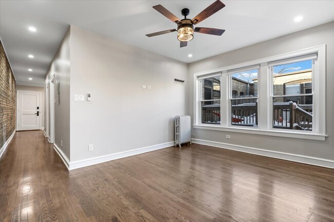 Building Photo - 6553 N Greenview Ave