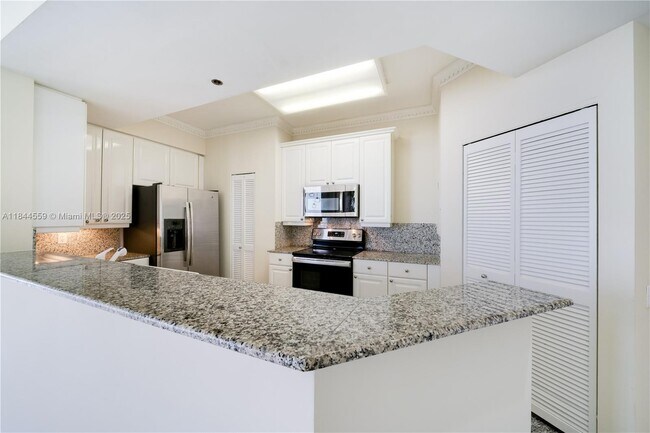 Building Photo - 888 Brickell Key Dr