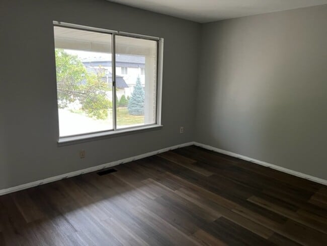 Building Photo - Well maintained  2 Bedroom Condo Great Amenities and Beautiful Surroundings