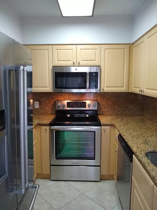 granite/ss appliances - 3129 SE Indian St