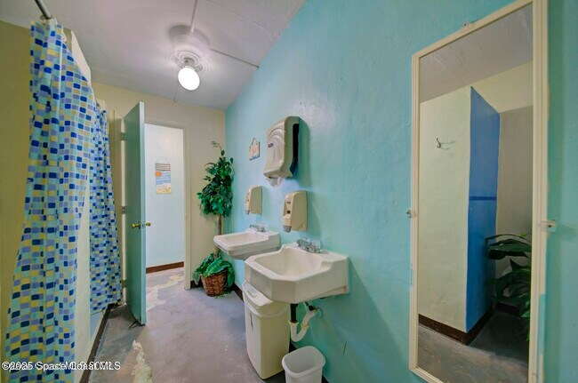 Building Photo - 223 Columbia Dr